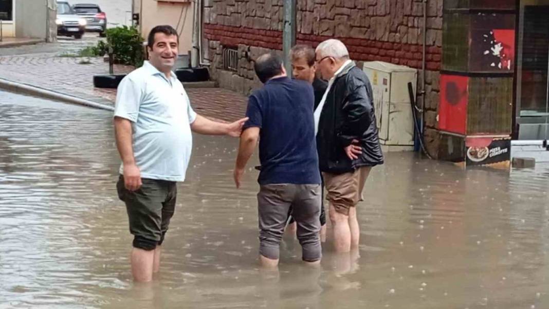 Samsun'u sağanak vurdu: Evleri su bastı, sokaklar göle döndü 1